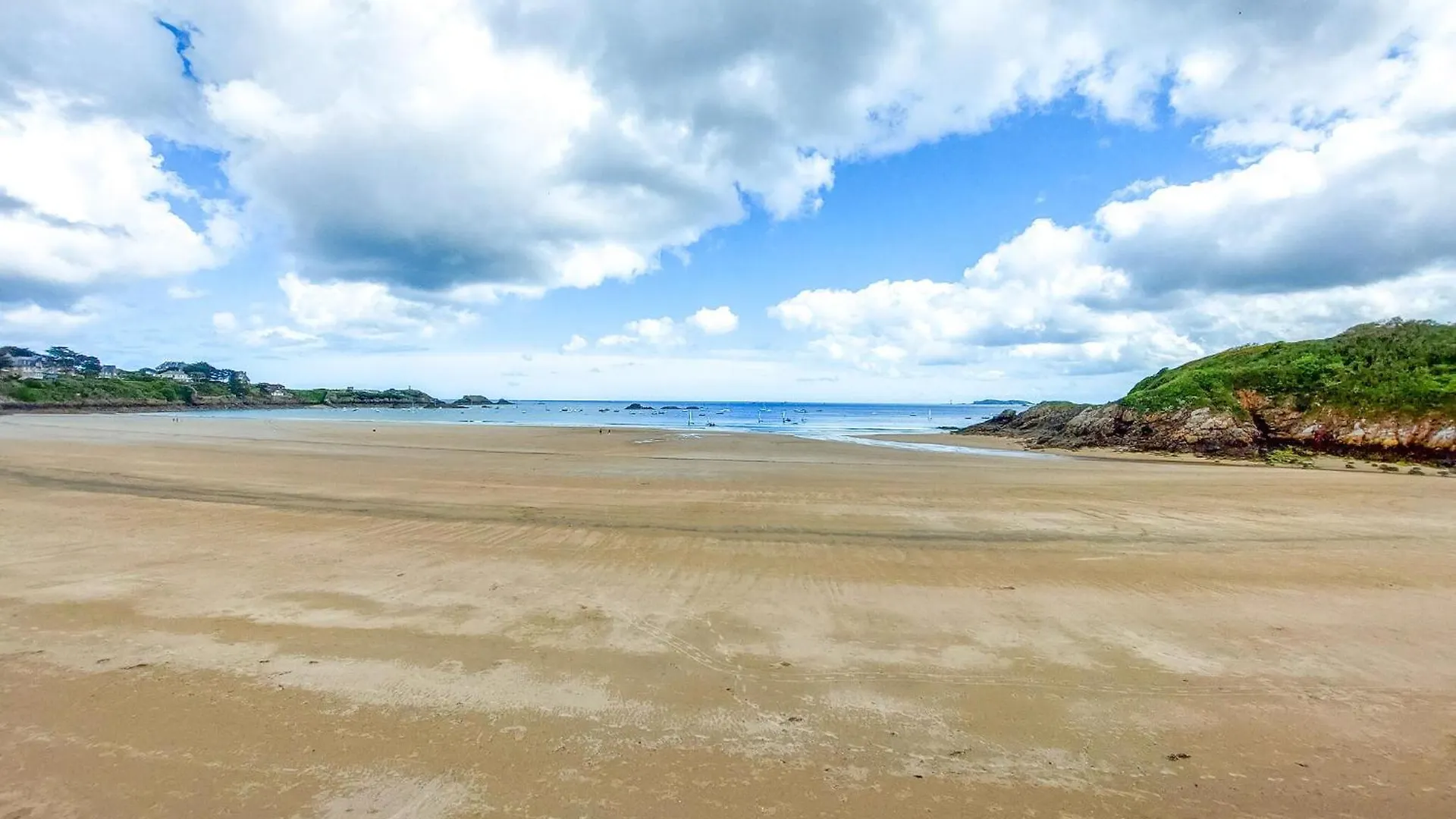 Amazing Apartment In Saint-Lunaire With Kitchen 0*,  فرنسا